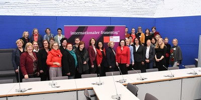 gruppenbild_frauenpolitsches_fruehstueck